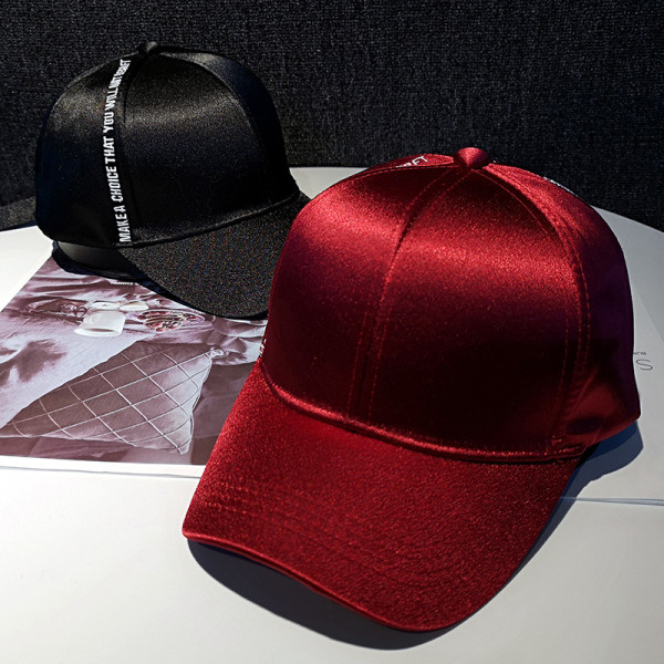 Női sapka napellenzővel és fényes hatással