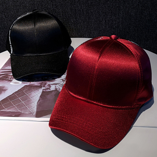 Női sapka napellenzővel és fényes hatással