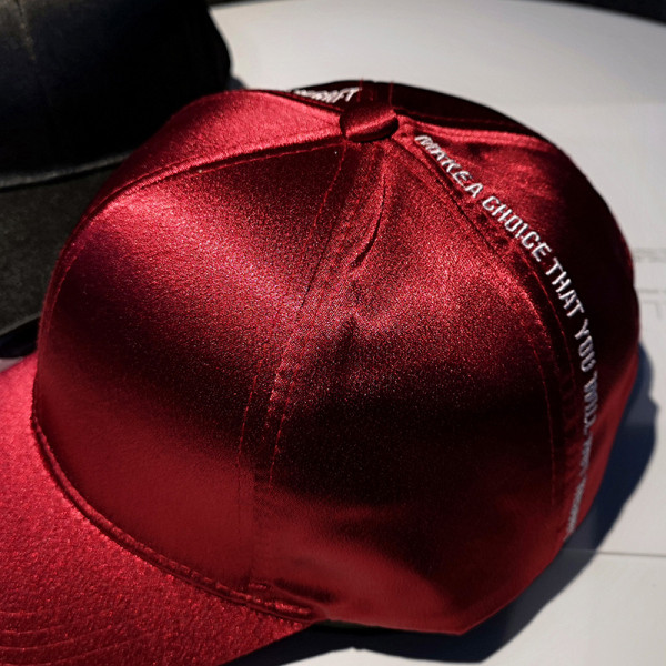 Női sapka napellenzővel és fényes hatással