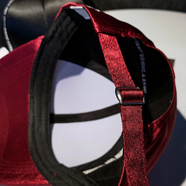 Női sapka napellenzővel és fényes hatással