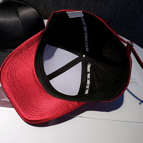 Női sapka napellenzővel és fényes hatással