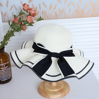 Női strandkalap szalaggal és karimával