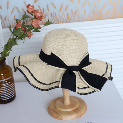 Női strandkalap szalaggal és karimával