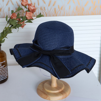 Női strandkalap szalaggal és karimával