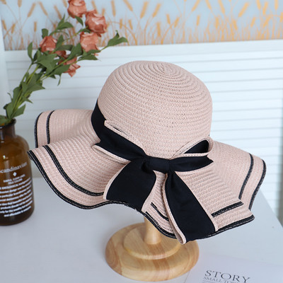 Női strandkalap szalaggal és karimával