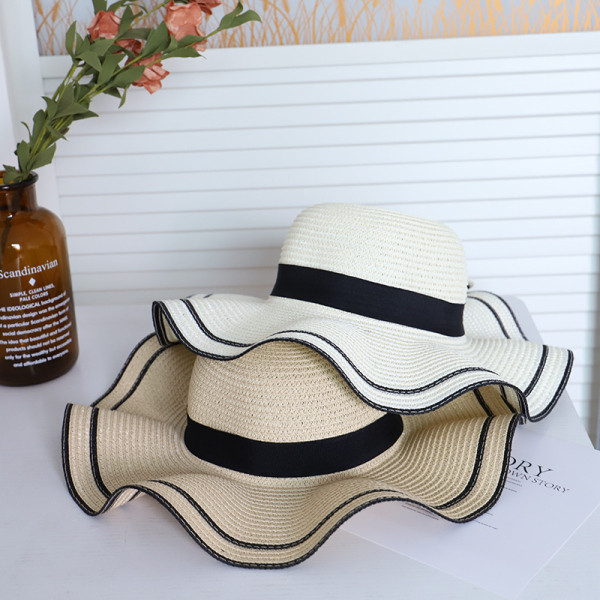 Női strandkalap szalaggal és karimával