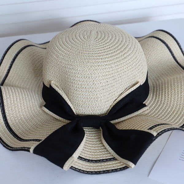 Női strandkalap szalaggal és karimával