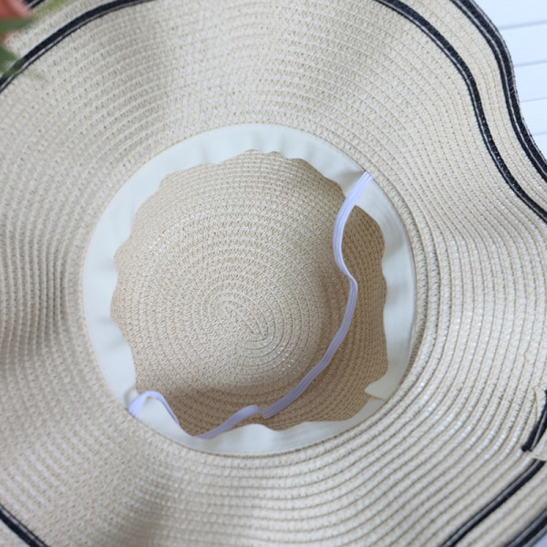 Női strandkalap szalaggal és karimával