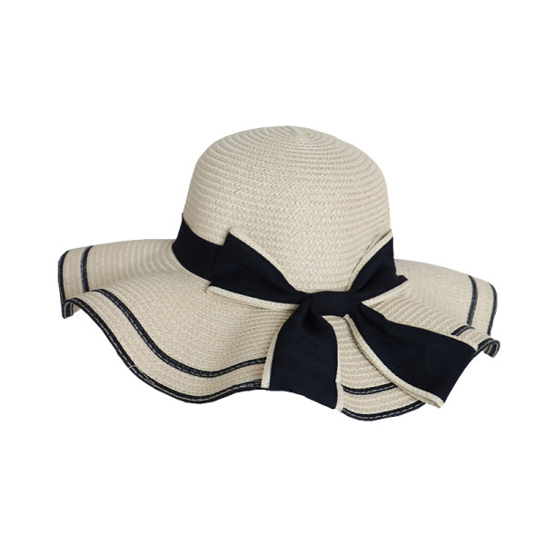 Női strandkalap szalaggal és karimával