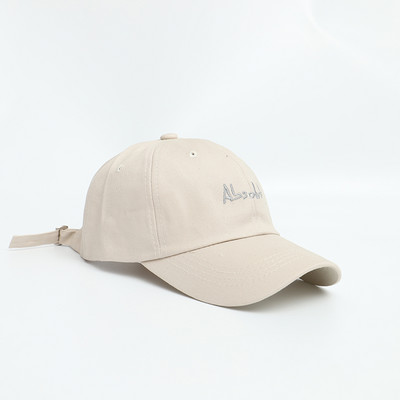 Női sapka napellenzővel és hímzéssel