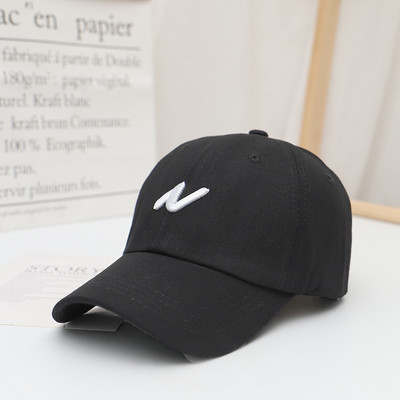 Női sapka napellenzővel és hímzéssel