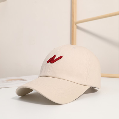 Női sapka napellenzővel és hímzéssel