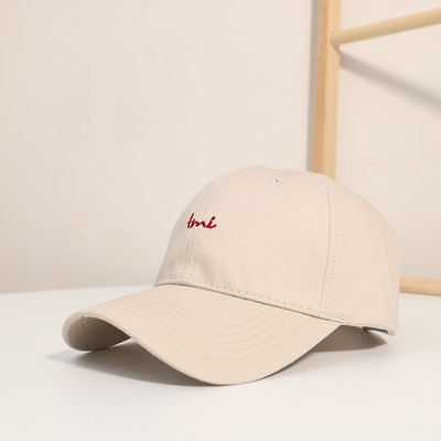 Női sapka napellenzővel és hímzéssel