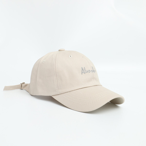 Női sapka napellenzővel és hímzéssel