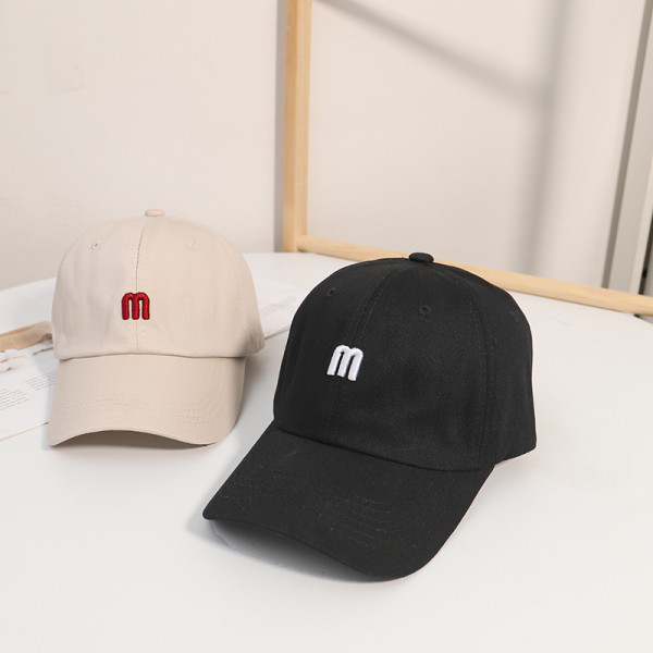 Női sapka napellenzővel és hímzéssel