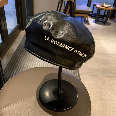 Női öko-bőr sapka felirattal - beret típusú