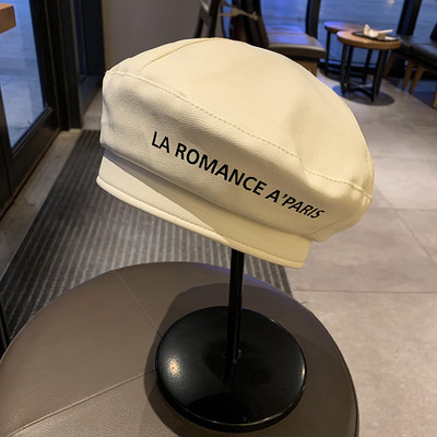 Női öko-bőr sapka felirattal - beret típusú