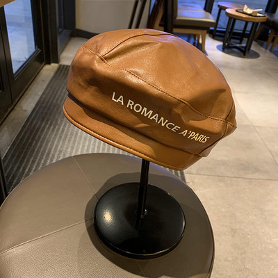 Női öko-bőr sapka felirattal - beret típusú