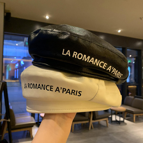 Női öko-bőr sapka felirattal - beret típusú