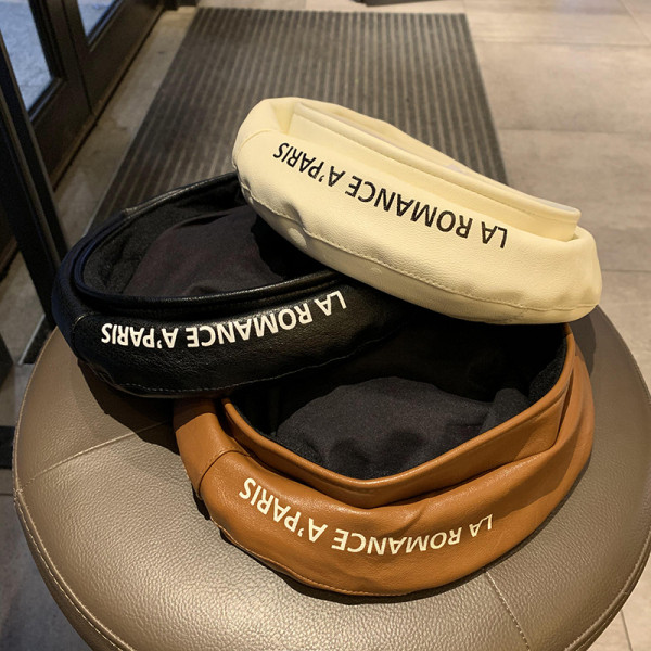 Női öko-bőr sapka felirattal - beret típusú