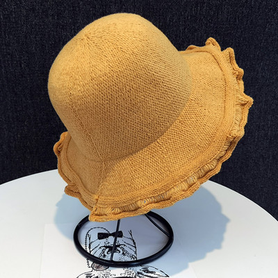 Μοντέρνο γυναικείο καπέλο με μπούκλες