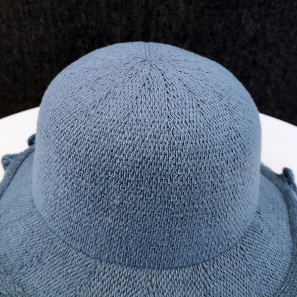 Μοντέρνο γυναικείο καπέλο με μπούκλες