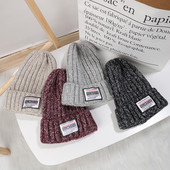 Női kötött sapka és embléma