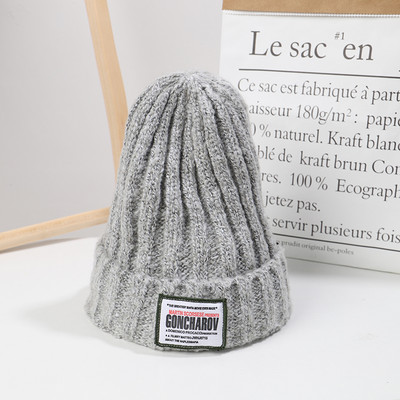 Női kötött sapka és embléma