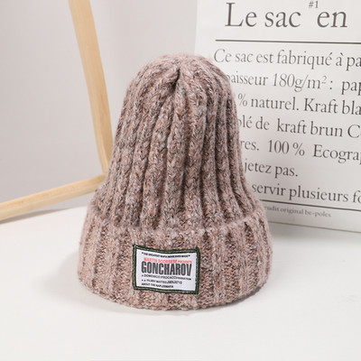 Női kötött sapka és embléma