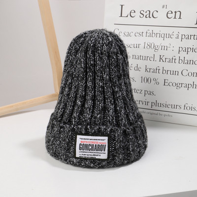 Női kötött sapka és embléma