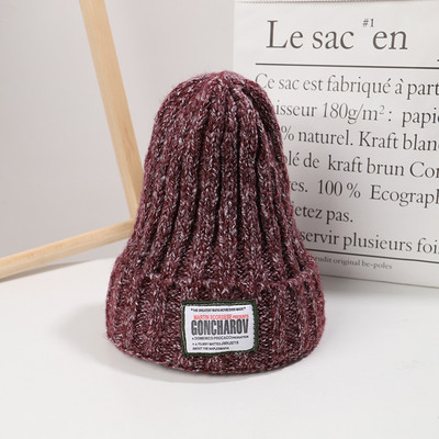 Női kötött sapka és embléma