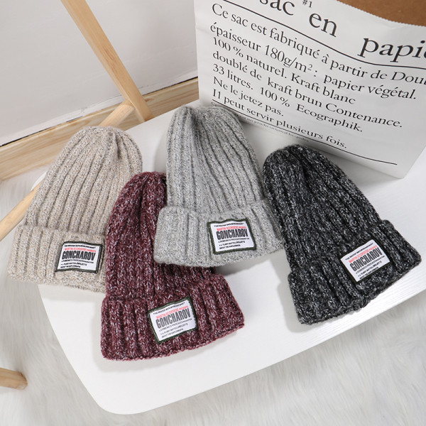 Női kötött sapka és embléma