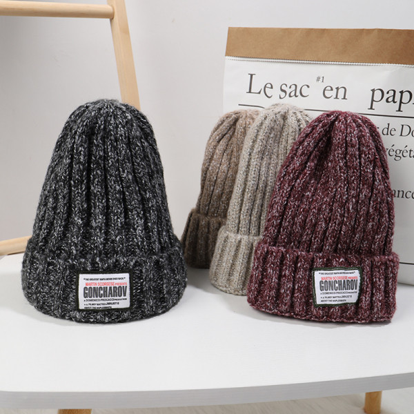 Női kötött sapka és embléma