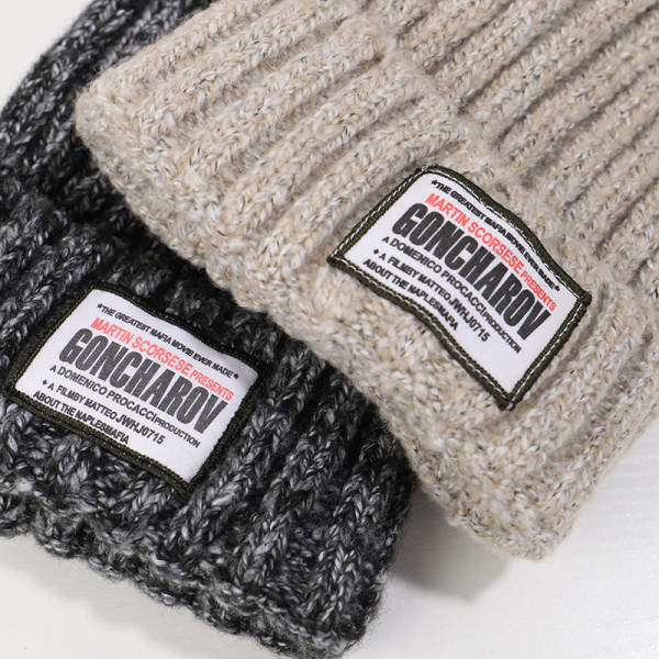 Női kötött sapka és embléma