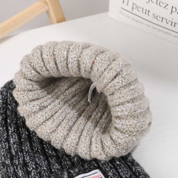 Női kötött sapka és embléma