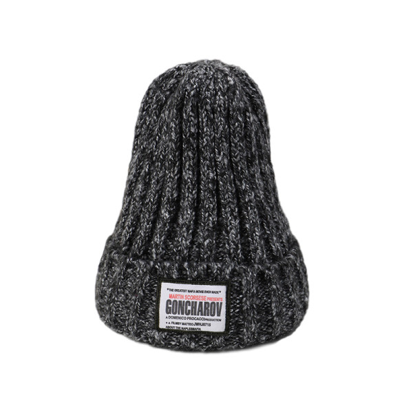 Női kötött sapka és embléma