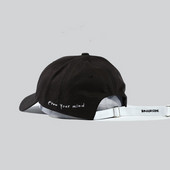 Alkalmi női sapka feliratokkal és napellenzővel