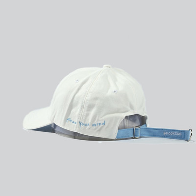 Alkalmi női sapka feliratokkal és napellenzővel