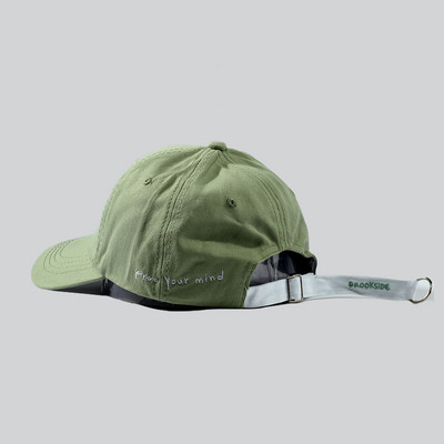 Alkalmi női sapka feliratokkal és napellenzővel