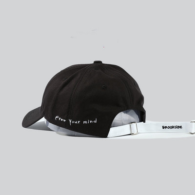 Alkalmi női sapka feliratokkal és napellenzővel