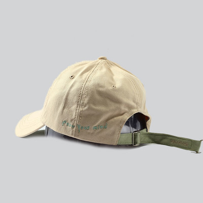 Alkalmi női sapka feliratokkal és napellenzővel