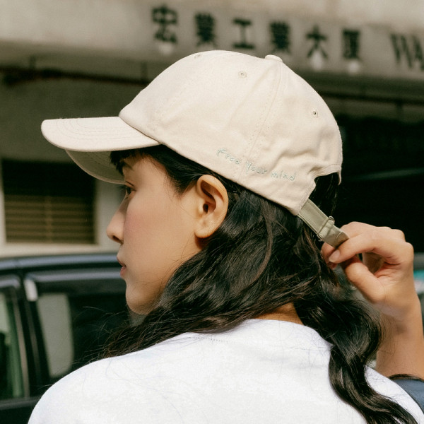 Alkalmi női sapka feliratokkal és napellenzővel