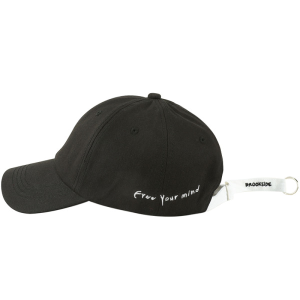 Alkalmi női sapka feliratokkal és napellenzővel