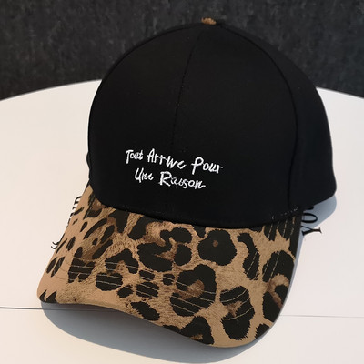 Új modell női sapka - napellenzővel és hímzéssel