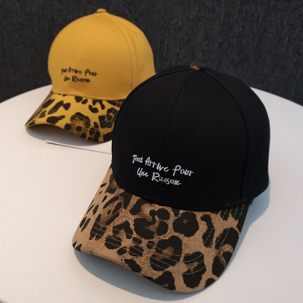 Új modell női sapka - napellenzővel és hímzéssel