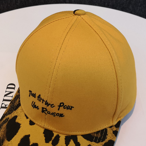 Új modell női sapka - napellenzővel és hímzéssel