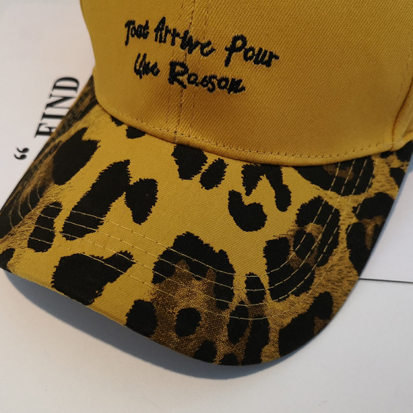 Új modell női sapka - napellenzővel és hímzéssel