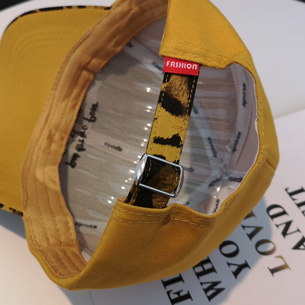 Új modell női sapka - napellenzővel és hímzéssel