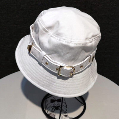 Γυναικείο καπέλο με ζώνη και αγκράφα