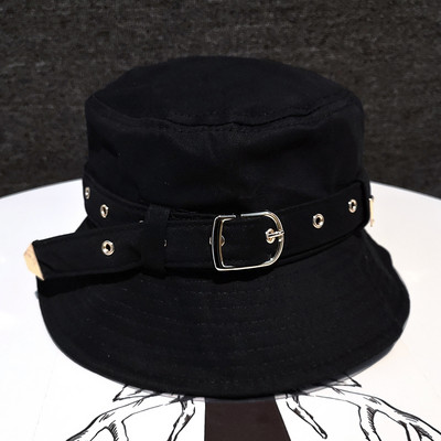 Γυναικείο καπέλο με ζώνη και αγκράφα